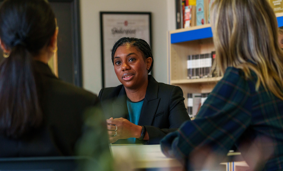 picture of Kemi Badenoch visiting a school